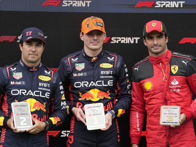 Stupeň víťazov po šprinte na VC Rakúska - Sergio Pérez, Max Verstappen a Carlos Sainz