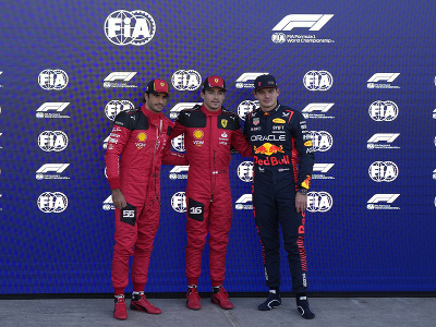 Trojica najlepších z kvalifikácie VC Mexika - zľava Carlos Sainz, Charles Leclerc a Max Verstappen