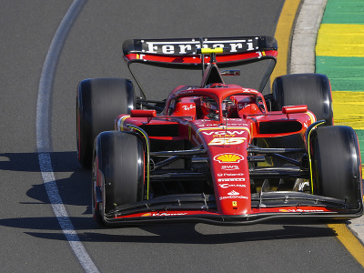 Španielsky pretekár Carlos Sainz počas kvalifikácie na VC Austrálie