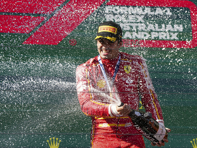 Carlos Sainz strieka šampanským po víťazstve