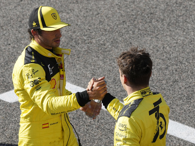 Charles Leclerc oslavuje triumf v kvalifikácii na VC Talianska s Carlosom Sainzom