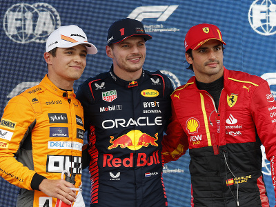 Max Verstappen, Carlos Sainz a Lando Norris po kvalifikácii na VC Španielska
