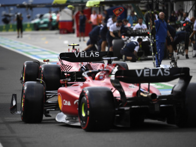 Charles Leclerc a Carlos Sainz počas kvalifikácie na Veľkú cenu Maďarska
