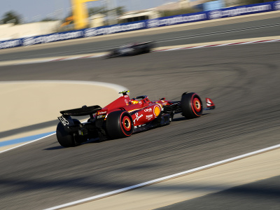 Na snímke španielsky pilot formuly 1 Carlos Sainz na Ferrari počas tretieho tréningu pred Veľkou cenou Bahrajnu F1 na okruhu v Sachíre 