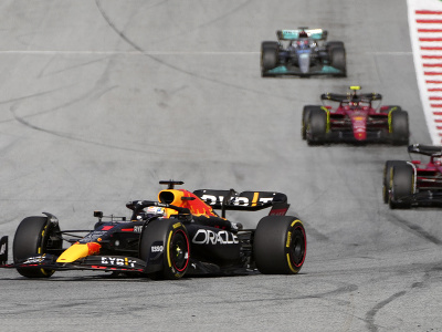 Max Verstappen na čele šprintu, za ním Charles Leclerc a Carlos Sainz na Ferrari