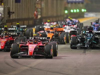 V popredí španielsky pilot formuly 1 Carlos Sainz na Ferrari po štarte Veľkej ceny Singapuru F1