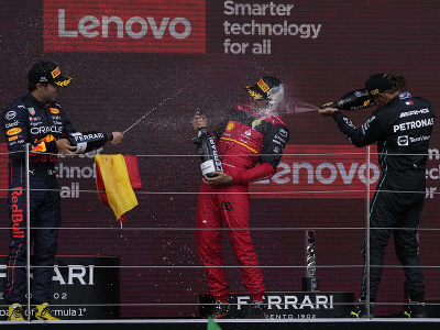 Carlos Sainz na víťaznom pódiu oslavuje svoj premiérový triumf vo Veľkej cene
