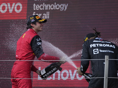 Carlos Sainz na víťaznom pódiu oslavuje svoj premiérový triumf vo Veľkej cene