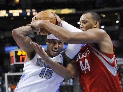 Carmelo Anthony bojuje o