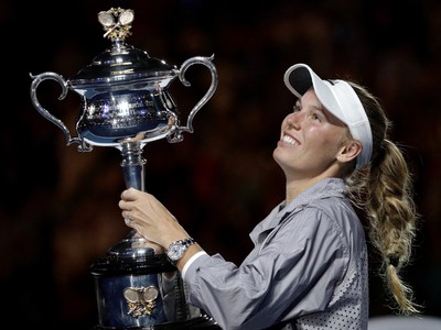 Dánska tenistka Caroline Wozniacka drží pohárna grandslamovom turnaji Australian Open v Melbourne 