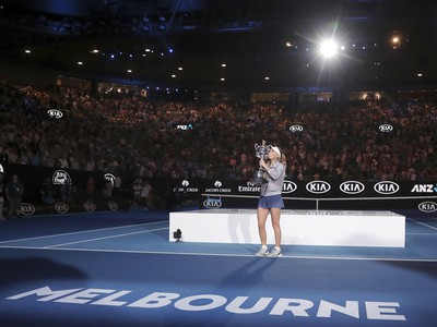 Dánska tenistka Caroline Wozniacka drží pohárna grandslamovom turnaji Australian Open v Melbourne 