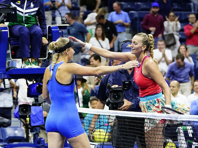 Caroline Wozniacka a Petra Kvitová vo vrúcnom objatí po vzájomnom zápase na US Open 2023