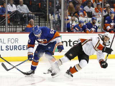 Casey Cizikas a Kevin Bieksa