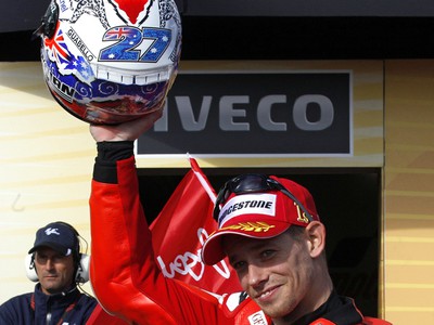 Casey Stoner oslavuje výhru na domácom okruhu