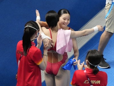 Číňanky Čchen Jü-si a Čang Ťia-čchi získali v Tokiu zlato v synchronizovaných skokoch z 10 m dosky