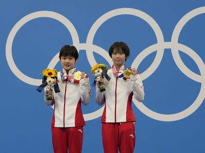 Číňanky Čchen Jü-si a Čang Ťia-čchi získali v Tokiu zlato v synchronizovaných skokoch z 10 m dosky