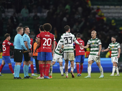 Hráči Celticu a Atlética si podávajú ruky po vzájomnom zápase