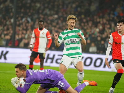 Na snímke hráč tímu Celtic Glasgow Daizen Maeda (uprostred) a brankár Rotterdamu Timon Wellenreuther (dole)