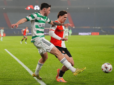 Na snímke hráč tímu Celtic Glasgow Colby Donovan (vľavo) a slovenský hráč Rotterdamu Leo Sauer bojujú o loptu