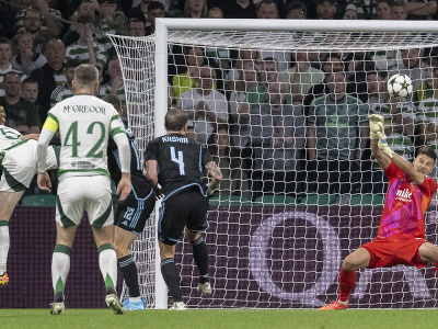 Na snímke Liam Scales (vľavo) zo Celticu Glasgow dáva gól, druhý vľavo jeho spoluhráč Callum McGregor, slovanisti Guram Kašia a brankár Dominik Takáč (vpravo)
