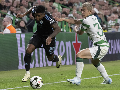 Na snímke Cesar Blackman (vľavo) zo Slovana a Daizen Maeda zo Celticu Glasgow