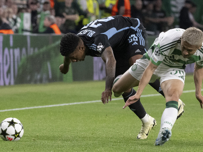Na snímke Cesar Blackman (vľavo) zo Slovana a Daizen Maeda zo Celticu Glasgow