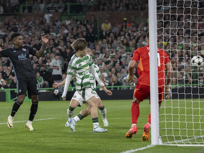 Na snímke zľava hráč ŠK Slovan Bratislava Cesar Blackman, gól strieľa hráč Celticu Kjógo Furuhaši a prekonaný brankár Slovana Dominik Takáč