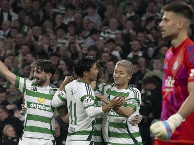 Na snímke zľava hráči Celticu Glasgow Greg Taylor, strelec gólu Kjógo Furuhaši a Daizen Maeda sa radujú z gólu