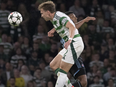 Na snímke hráč ŠK Slovan Bratislava Cesar Blackman (vzadu) a Alistair Johnston zo Celticu Glasgow