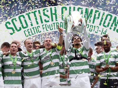 Hráči Celticu Glasgow oslavujú