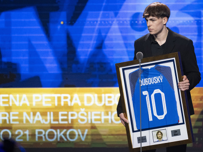 Na snímke Leo Sauer, ktorý získal Cenu Petra Dubovského pre najlepšieho futbalistu Slovenska do 21 rokov, drží zarámovaný dres s číslom 10  počas ďakovnej reči na vyhlásení výsledkov galavečera Futbalista roka za rok 2023