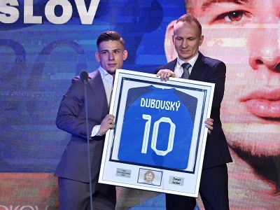 Na snímke vľavo najlepší futbalista Slovenska do 21 rokov Tomáš Suslov preberá Cenu Petra Dubovského v ankete Futbalista roka 2022 od bývalého futbalistu Ľubomíra Meszároša
