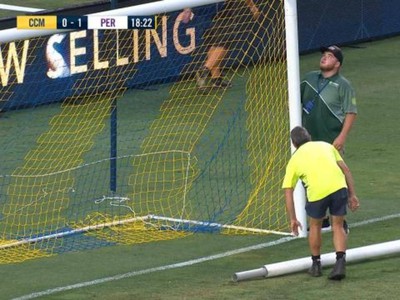 Zlomená tyč sa postarala o 40-minútové prerušenie zápasu A-League