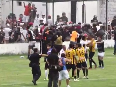 Hromadná bitka zo zápasu argentínskeho pohára medzi Central Norte a Talleres de Perico.