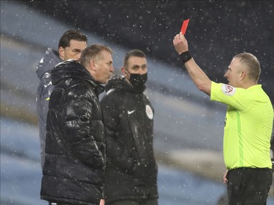 Tréner Aston Villy Dean Smith dostáva červenú kartu počas dohrávky 1. kola Premier League Manchester City - Aston Villa