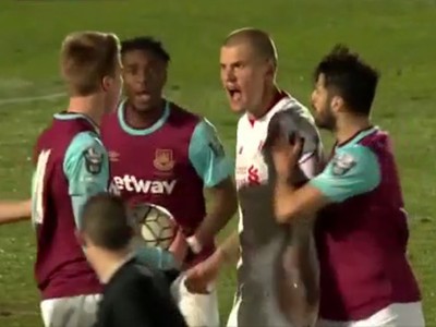 Martin Škrtel v roztržke s mladíkmi West Hamu