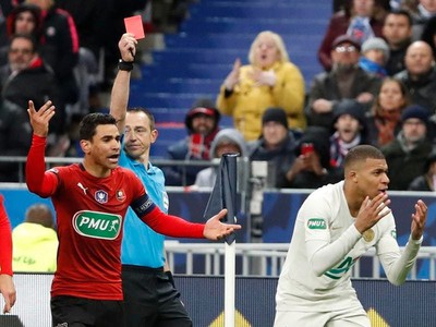 Kylian Mbappé inkasuje červenú kartu
