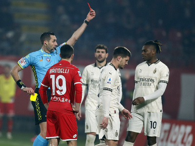 Luka Jovič z AC Miláno dostáva červenú kartu