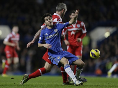 Cesar Azpilicueta a Clint Hill v tvrdom súboji o loptu