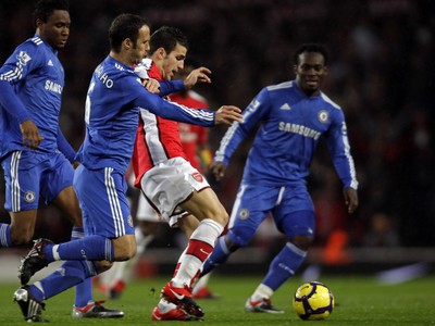 Cesc Fabregas obkľúčený hráčmi Chelsea