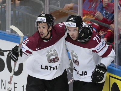 Roberts Bukarts a Mikelis Redlihs oslavujú gól Lotyšska