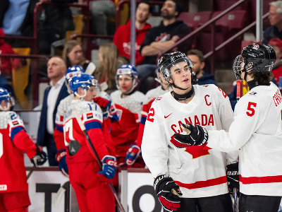 Porter Martone (22) a Carson Carels (5) oslavujú gól Kanady