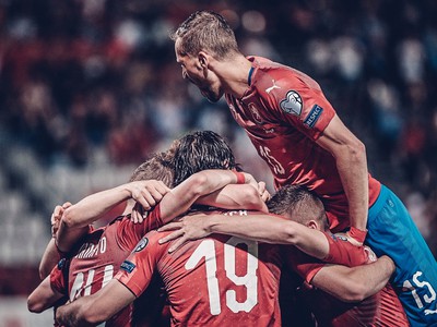 Českí reprezentanti sa radujú z gólu