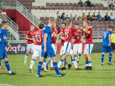 Českí futbalisti oslavujú gól proti Islandu