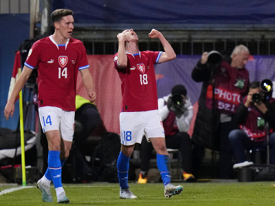 Český hráč David Doudera (vpravo) oslavuje po tom, ako strelil úvodný gól