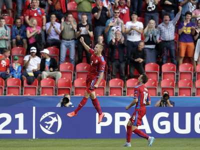 Pavel Kadeřábek (vľavo) sa teší po strelení gólu v zápase základnej A-skupiny na ME hráčov do 21 rokov v Prahe