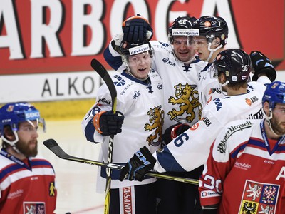 Tuomas Kiiskinen, Janne Pesonen a Kristian Nakyva oslavujú gól Fínska