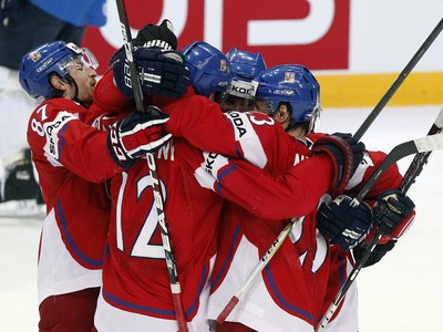 Českí hokejisti sa tešia z gólu
