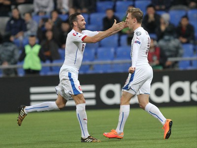 Borek Dočkal (vpravo) - strelec jediného českého gólu v zápase s Islandom