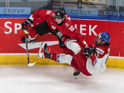 Kanadský hokejista Dylan Holloway (10) a český hokejista David Jiříček vo štvrťfinále MSJ Kanada 20 - Česko 20, v kanadskom Edmontone 2. januára 2021. 